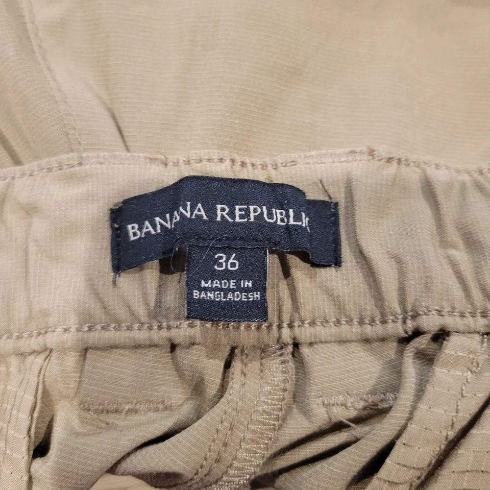 Banana republic men's size 36 khaki colored outdoor shorts 10in Inseam